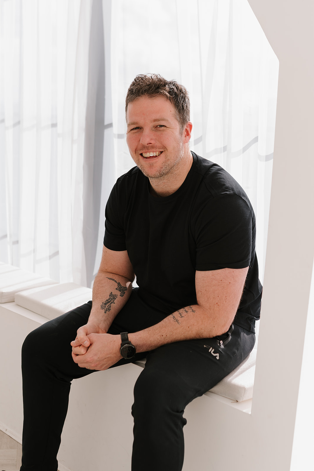 Casual portrait of Peter showing his approachable personality and authentic fitness coaching style